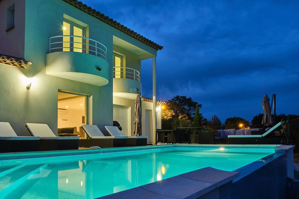 Villa nueva con piscina infinita 3 suites, grandes comodidades, vista panorámica in Montfort-sur-Argens, Región Brignoles