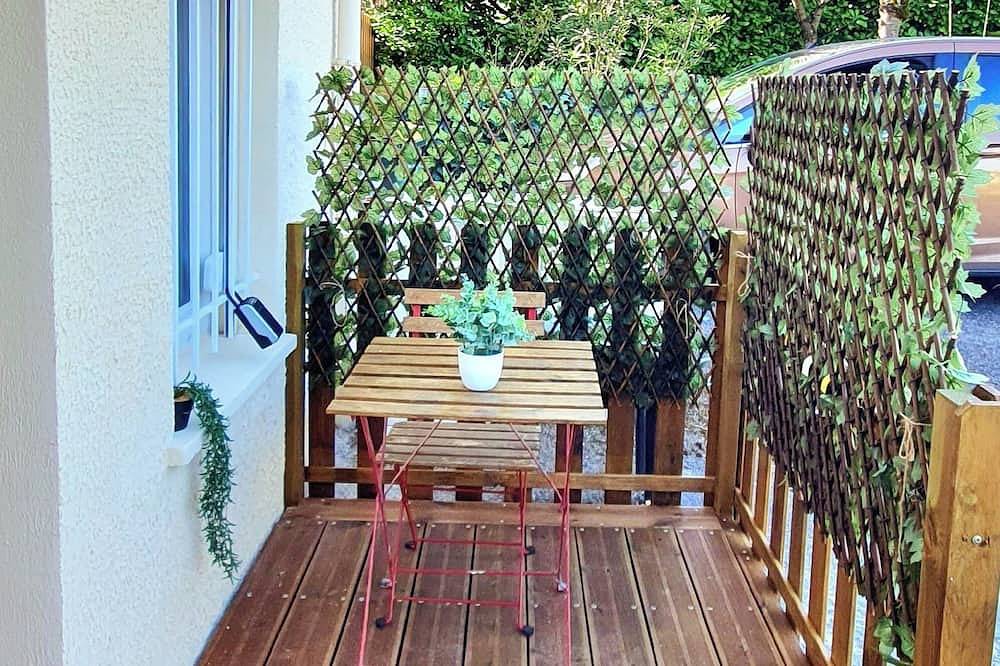 Apartamento entero, Quiet, detached T2 apartment/10 min from Lyon Centre/Private car park/Terrace in Saint-Genis-Laval, Ródano