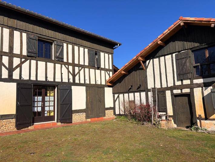 Gîte pour 2 personnes, avec vue ainsi que piscine et terrasse à Uchacq-et-Parentis