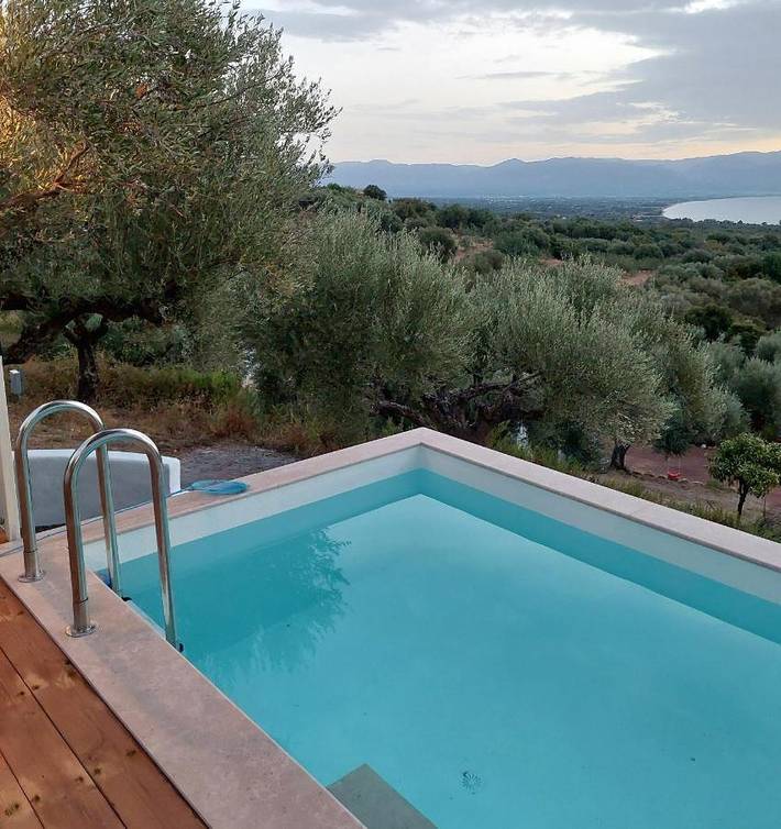 Camping für 2 Personen, mit Garten und Ausblick sowie Pool auf den Peloponnes