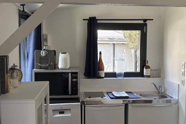 Apartamento entero, Independent studio + garden. 5 min walk to Jardy, 15 min to La Défense by train. in Vaucresson, Altos del Sena