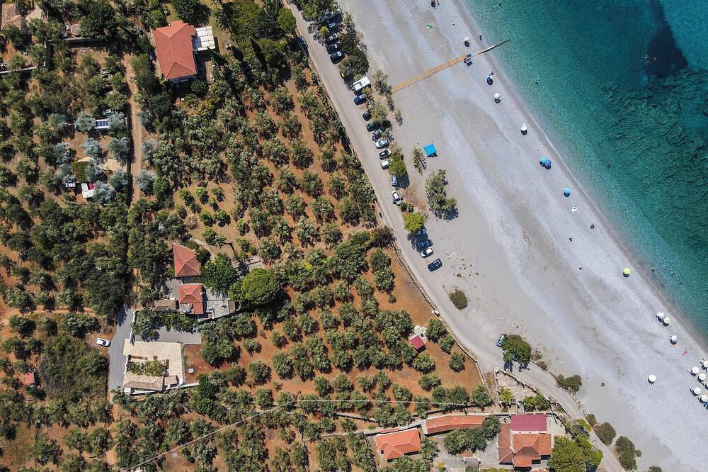 Olive Grove by The Sea is just a stone's throw from Ritsa Beach Kardamyli in Kampos, Messenien