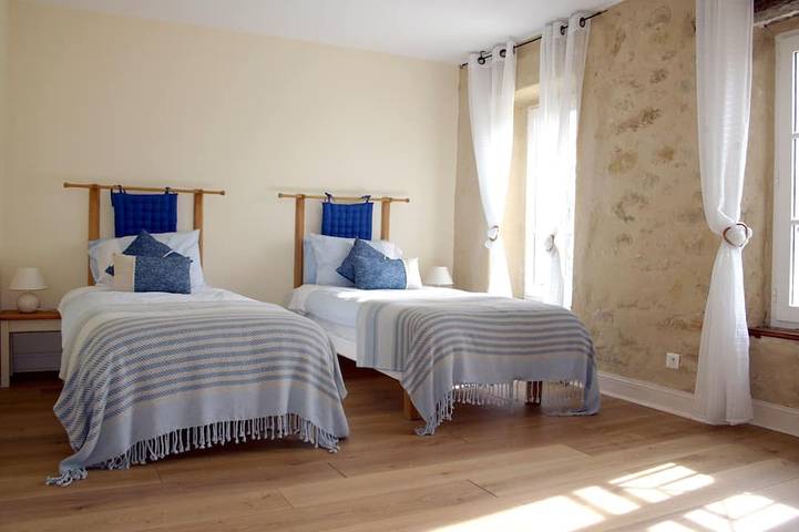Gîte pour 4 personnes, avec piscine ainsi que terrasse et jardin à Villautou - 3