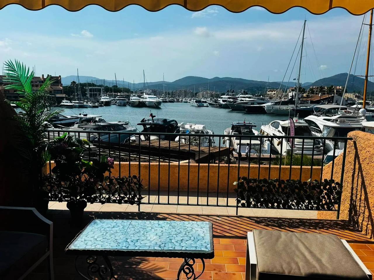 Appartement entier, Appt T2  climatisé  avec Vue sur le Port À deux pas de la plage et aux portes de Saint-Tropez in Port Cogolin, Cogolin