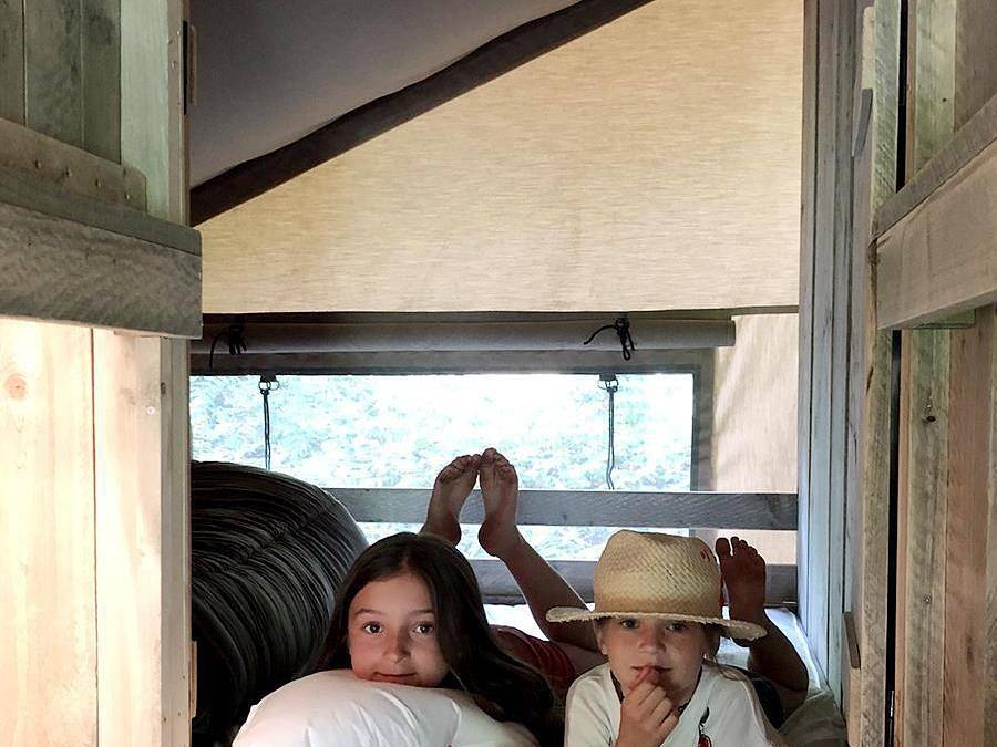 Camping les Pialades - Safarizelt 6 personen - Woody Lodge 50m² mit überdachter Terrasse - 3 Zimmer (mit Sanitäranlagen) in Nabirat, Périgord Noir