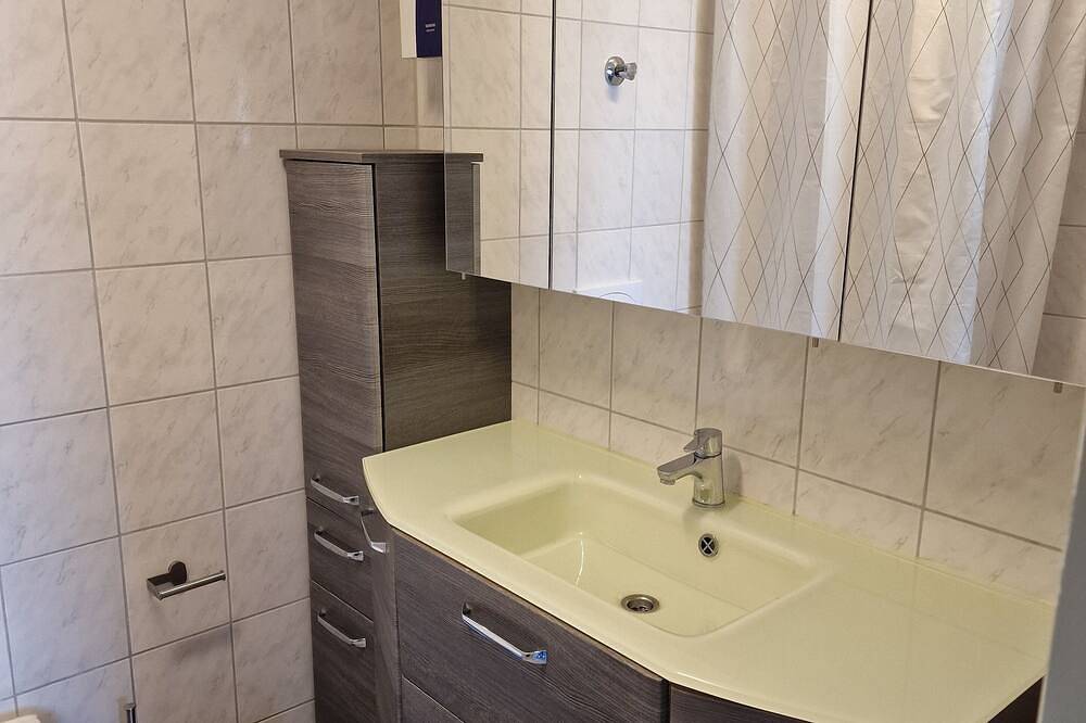 Ganze Wohnung, Gemütliches, günstiges Appartement mit Küche und Bad (Nr. 2) - Frei Parken in Euskirchen, Rheinland