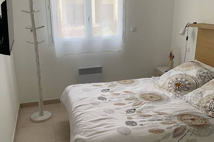 Ganze Wohnung, Prächtige neue 3-Zimmer-Wohnung im Erdgeschoss mit vollem Komfort, Zugang zum Strand und Pool in Marine de Bravone, Linguizzetta