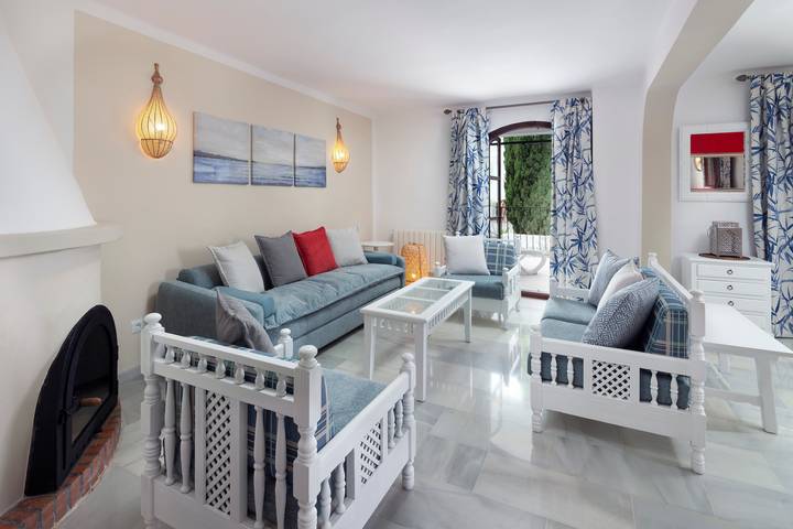 Ferienhaus 'Dalias' mit Meerblick, Wlan und Klimaanlage in El Capistrano, Nerja