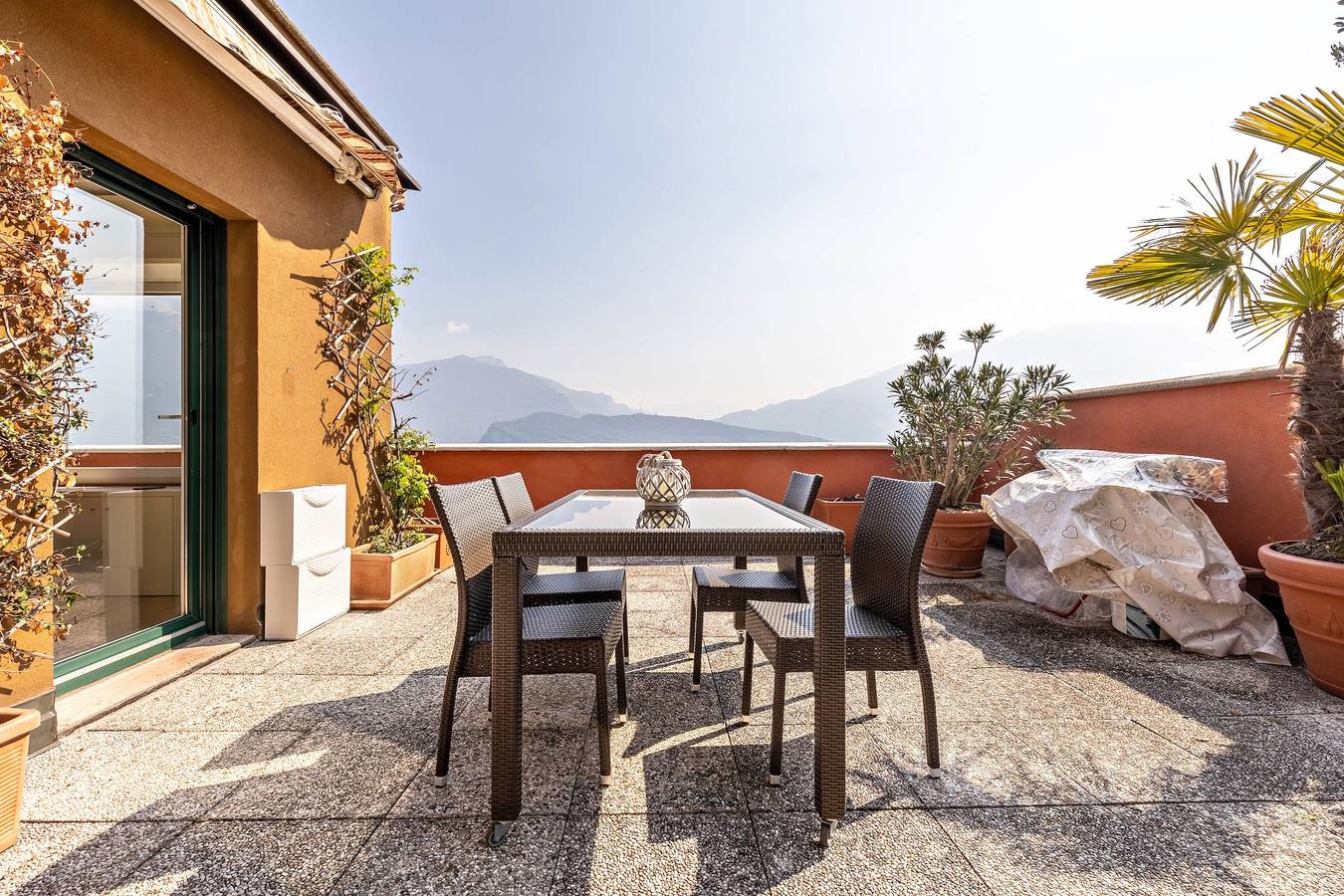 Ganze Wohnung, Ferienwohnung "Sara" mit Seeblick, Gemeinschaftspool und Wlan in Riva del Garda, Gardasee-Berge