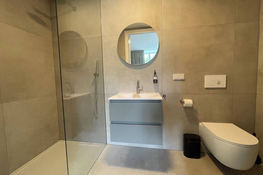 Geheel appartement, Ontspan in deze verfijnde suite, waar modern comfort samenkomt met historische charme. in Tilburg, Noord-Brabant