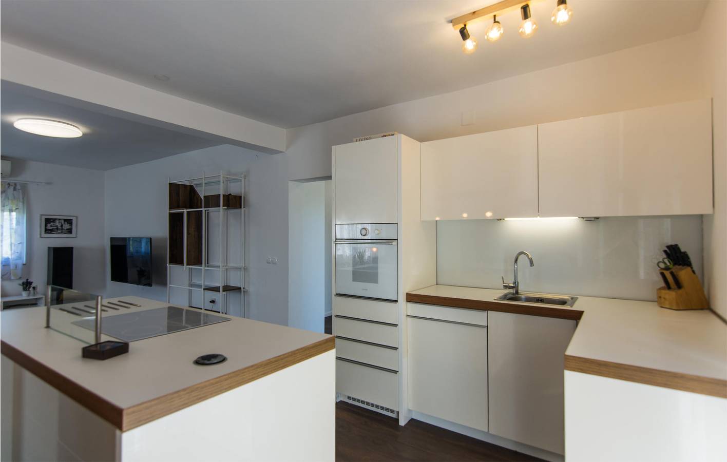 Charmante 2-Zimmer-Wohnung mit Pool und Terrasse, WLAN und Küche in Zadar