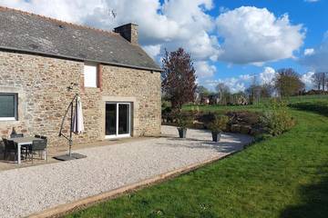 Location de vacances pour 4 personnes, avec terrasse ainsi que vue et jardin à Saint-Lormel