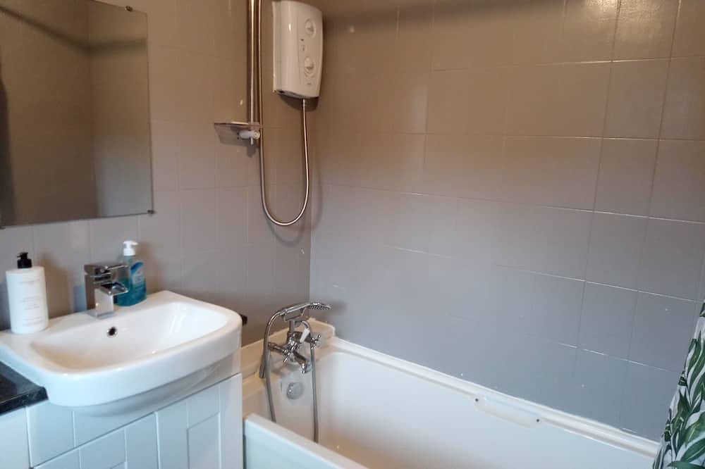 2 Bed House - Sleeps 4 - Pets - Garden - Parking in Bolton, Greater Manchester