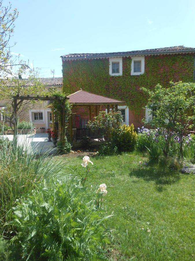 Location de vacances pour 2 personnes, avec jardin et vue ainsi que piscine et terrasse à Roussillon - 2