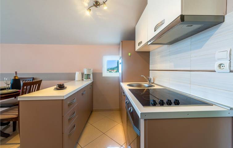 Apartamento vacacional entero, Apartamento con vistas al mar, terraza, cocina y Wi-Fi, a 1 km de la playa. in Starigrad, Region de Zadar