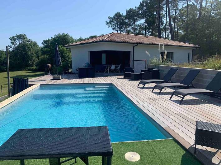 Location de vacances pour 6 personnes, avec Terrasse ainsi que Jardin et Piscine à Croignon