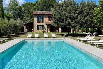 Location de vacances pour 14 personnes, avec jardin dans Orentano