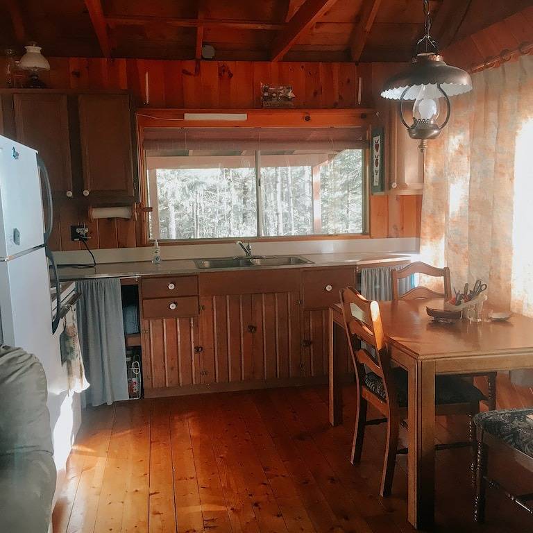 Rustikale Hütte am Ambajejus-See mit Sandstrand und Bergblick in Piscataquis County