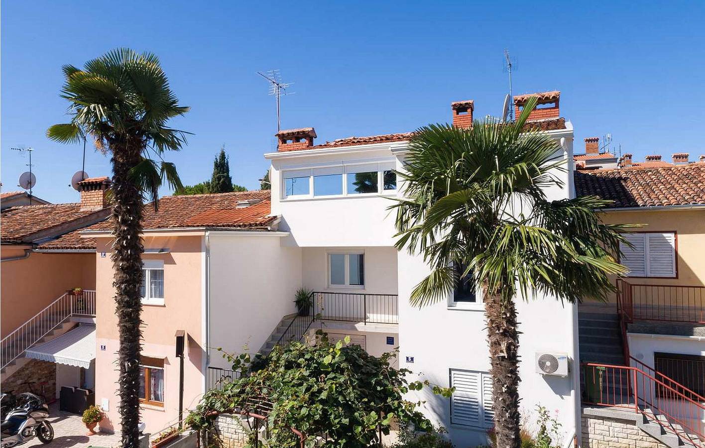 Ganze Ferienwohnung, Charmante 100 m² große Wohnung mit Terrasse, WLAN und nur 400 m vom Strand entfernt in Poreč, Grad Poreč