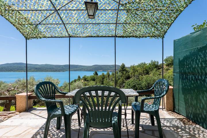 Gîte pour 2 personnes, avec vue sur le lac et jardin dans les Alpes-de-Haute-Provence - 4