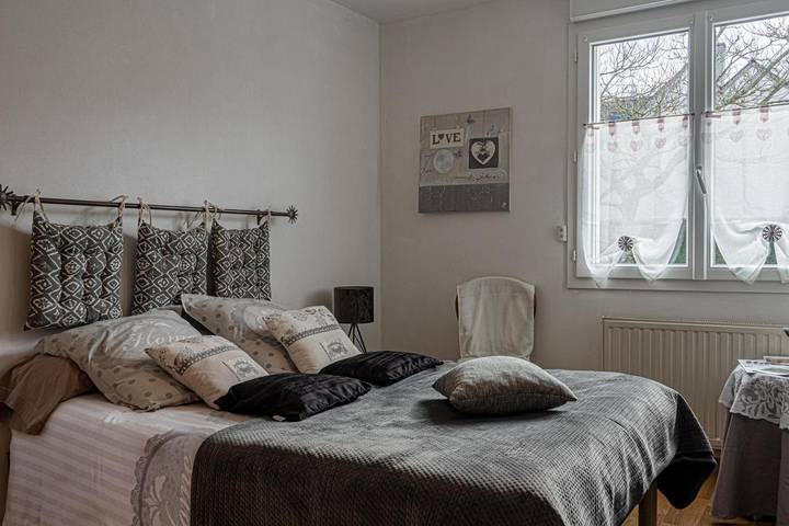 Location de vacances pour 2 personnes, avec Terrasse ainsi que Jardin et Vue à Évron