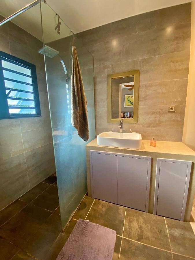 Location de vacances pour 6 personnes, avec jardin ainsi que vue et terrasse dans Plage de Saint-Leu - 4