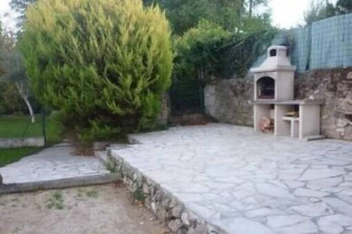 Les Arcades, a quiet corner in Alleins, Arles region