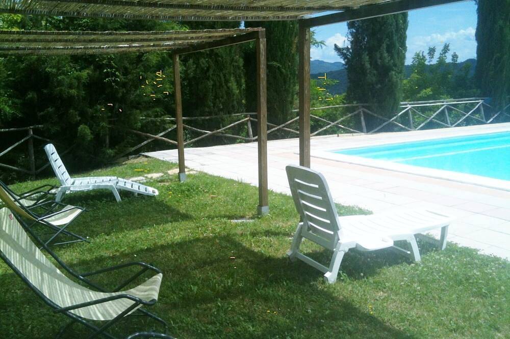 Familienfreundliches Landhaus im authentischen Steinstil Swimmingpool Wein Relax Wif in Castel Focognano, Casentino