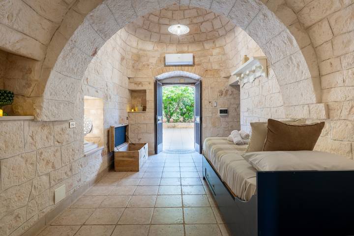 Trullo 'Mele' with Private Garden and Air Conditioning in Martina Franca, Taranto provins