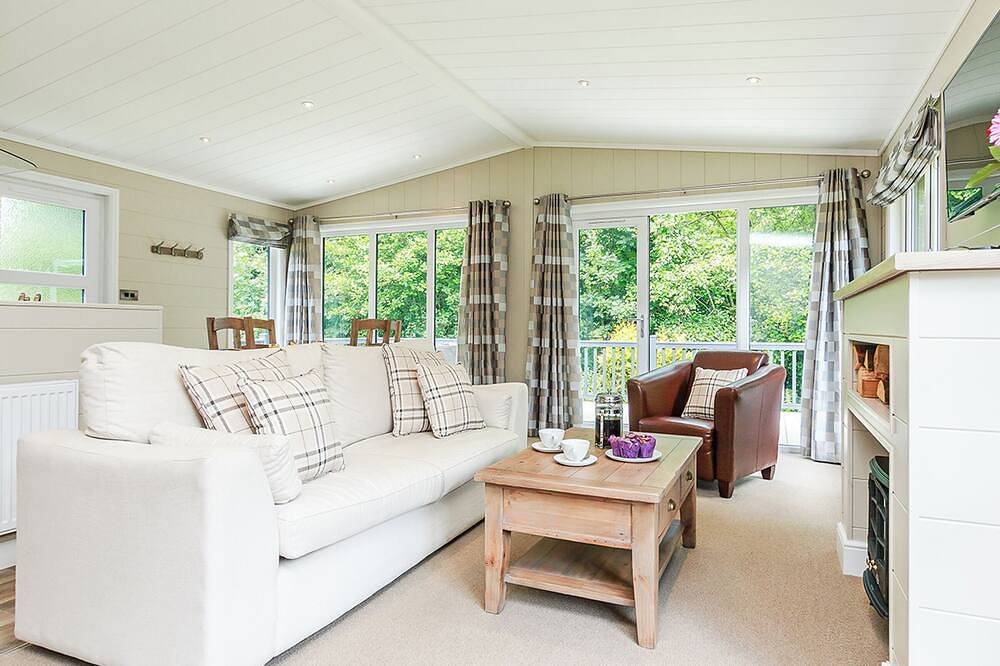 Luxurious lodge with one king-size double, with en suite shower and one twin. in Bath, Bath & North East Somerset