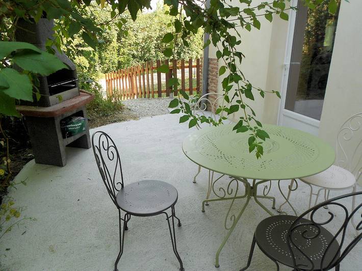 Gîte pour 4 personnes, avec piscine ainsi que jardin et terrasse