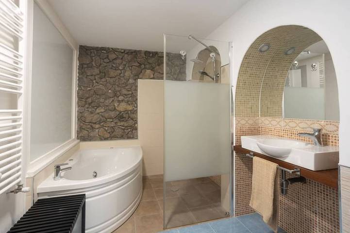 Ganze Wohnung, Idyllic Studio in the forest. Armonía Natura House in Camargo, Kantabrische Küste