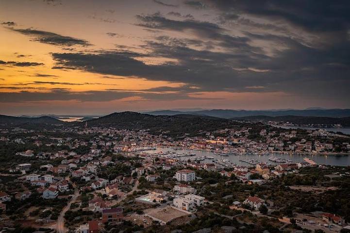 Villa pour 6 personnes, avec vue ainsi que piscine et jardin à Jezera - 3