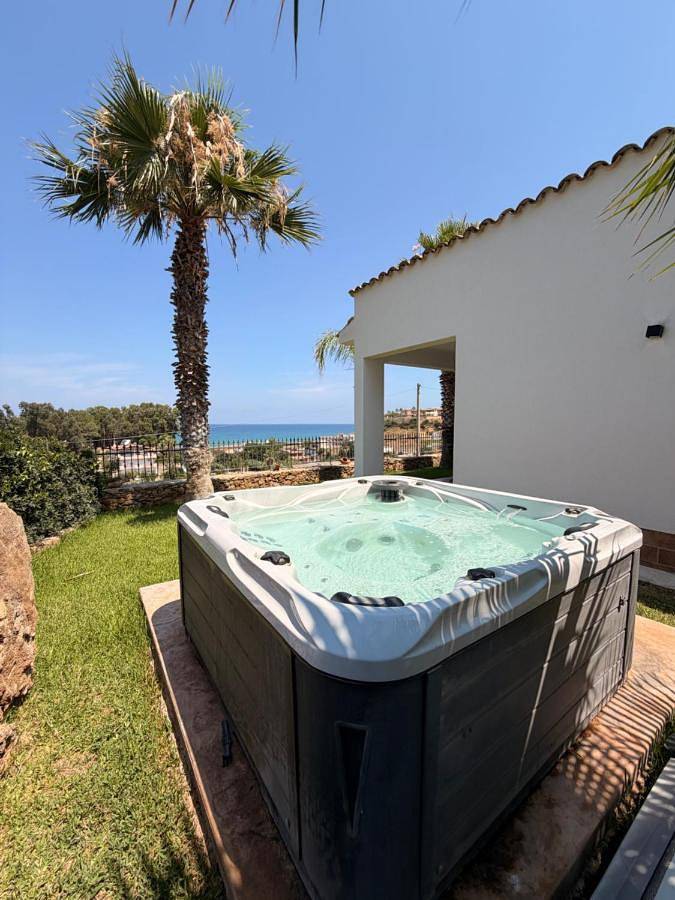 Villa per 6 persone, con Idromassaggio e Terrazza nonché Giardino e Piscina a Balestrate