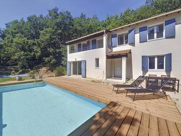 Location de vacances pour 10 personnes, avec jardin ainsi que terrasse et piscine à Mons (Var)
