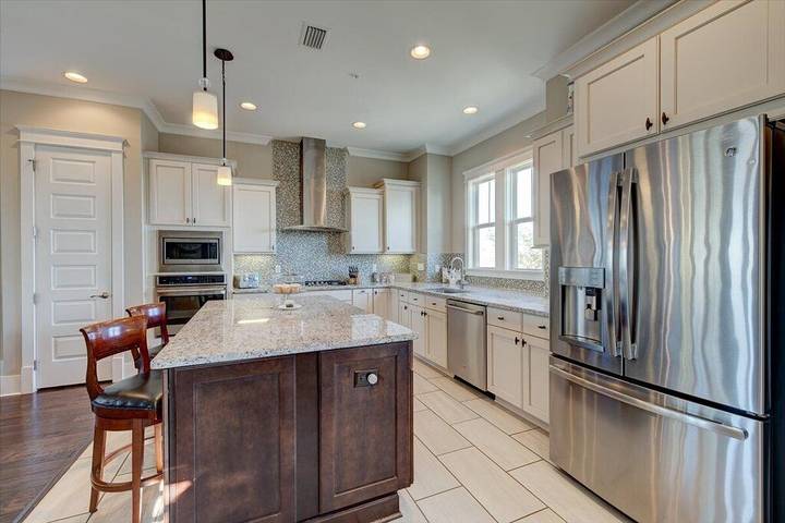 Vacation rental for 12 people, with yard and pool in Blue Mountain Beach