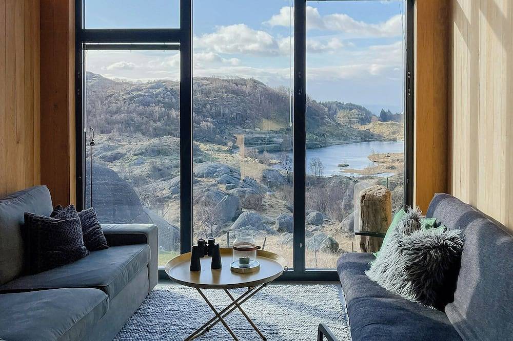 Architektonisch gestaltete Hütte mit Blick auf den Kistefjellet in Sokndal