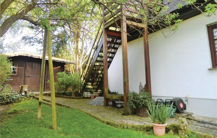 Apartamento vacacional entero, Moderno alquiler de vacaciones con terraza y aparcamiento, a 900 m de Schönecken. in Schönecken, Bitburg-Prüm