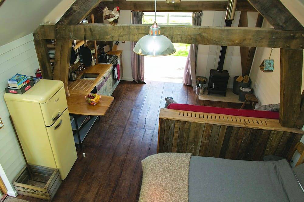Idyllic Log Cabin with Log-fired Hot Tub nestled in a Forest Clearing in Dorset