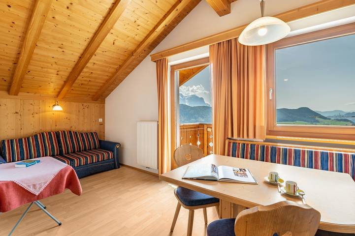 Hel lägenhet, Apartment 'Haus Alpenblick Apt Brunelle' with Mountain View, Shared Garden and Wi-Fi in Lajen, Dolomiti Superski