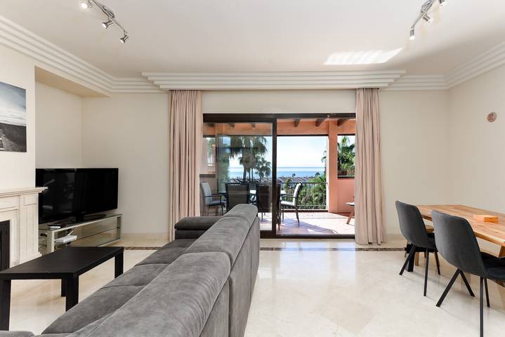 Entire apartment, Apartment 'Casa Vasari' with Sea View, Wi-Fi and Air Conditioning in Alboran Hills, Manilva