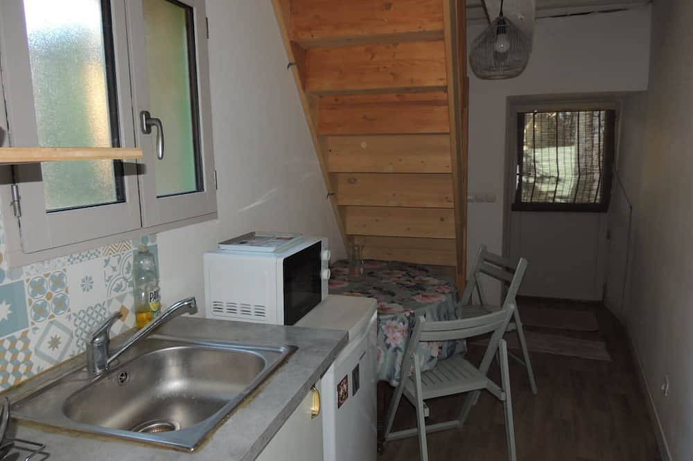 Entire apartment, Studio in Rustrel Fully equipped, self-contained living room. in Rustrel, Parc naturel régional du Luberon