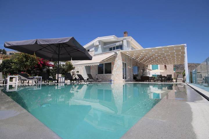 Villa per 8 persone, con Balcone e Idromassaggio nonché Terrazza e Giardino a Himara