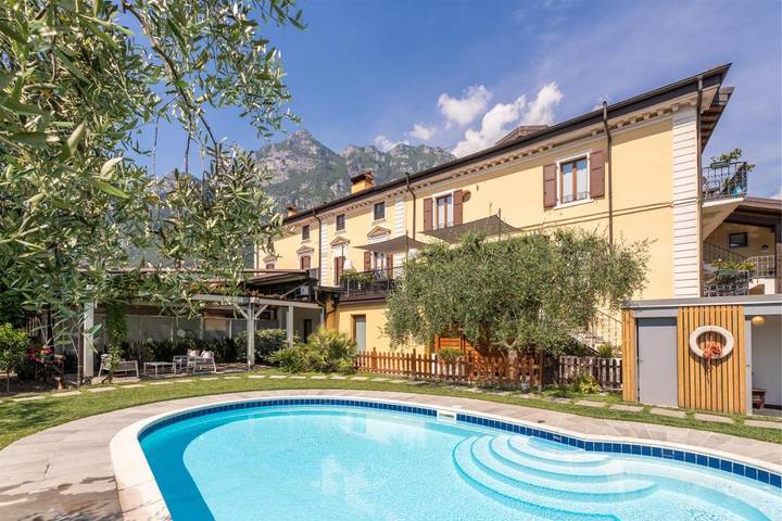 Appart’hôtel pour 4 personnes, avec vue ainsi que piscine et jardin, animaux acceptés