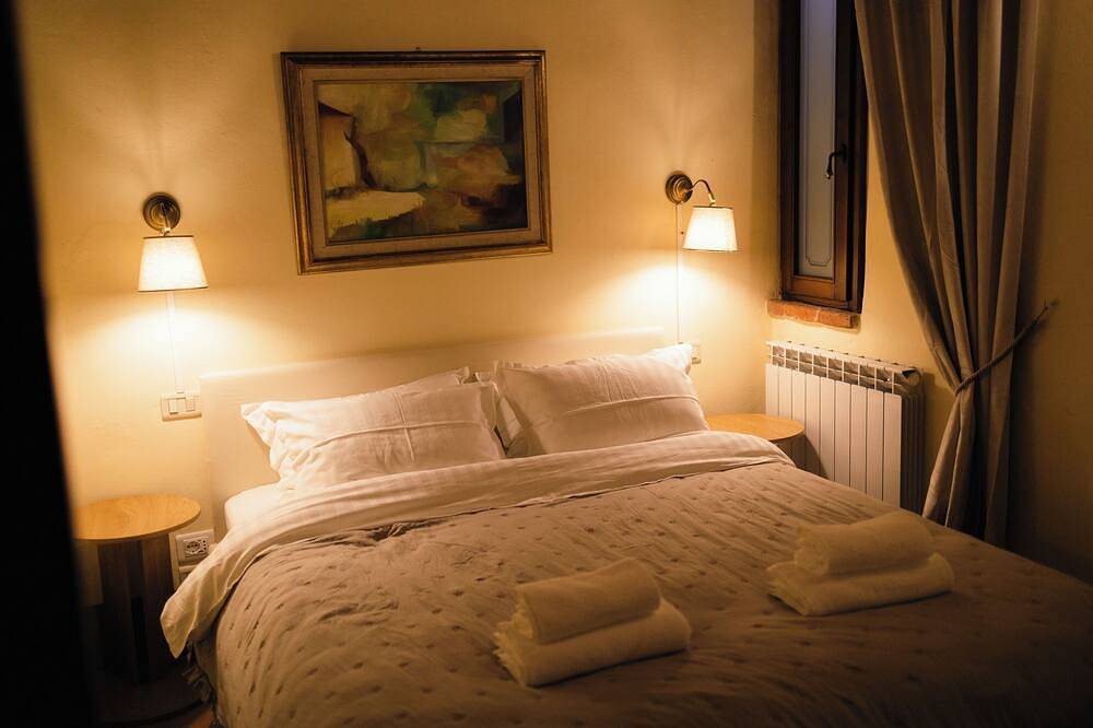 Apartamento entero, Elegant Apartment in Paciano's Historic Center with 2 En-suite Bedrooms in Paciano, Provincia de Perugia