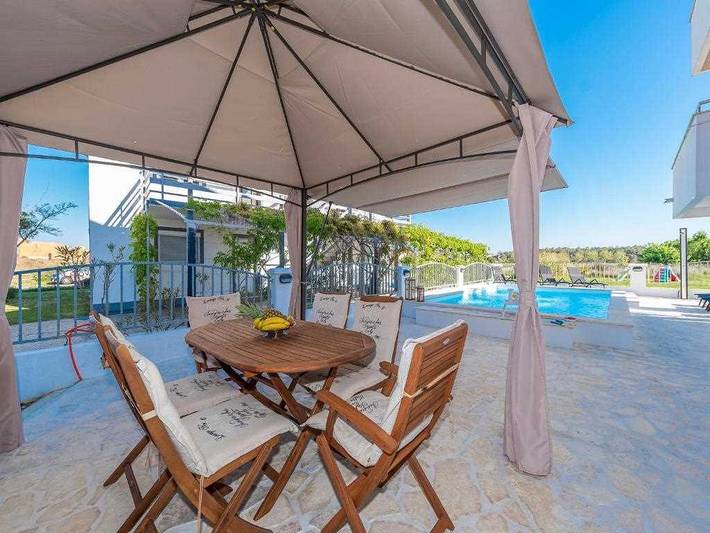 Villa für 10 Personen, mit Terrasse und Pool in Privlaka - 2