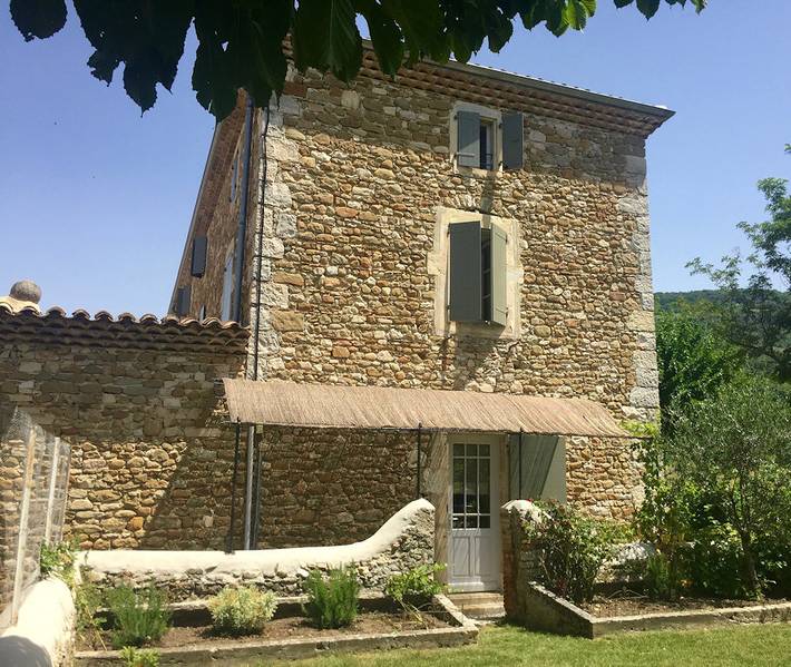 Gîte pour 5 personnes, avec piscine ainsi que terrasse et jardin à Rochebaudin