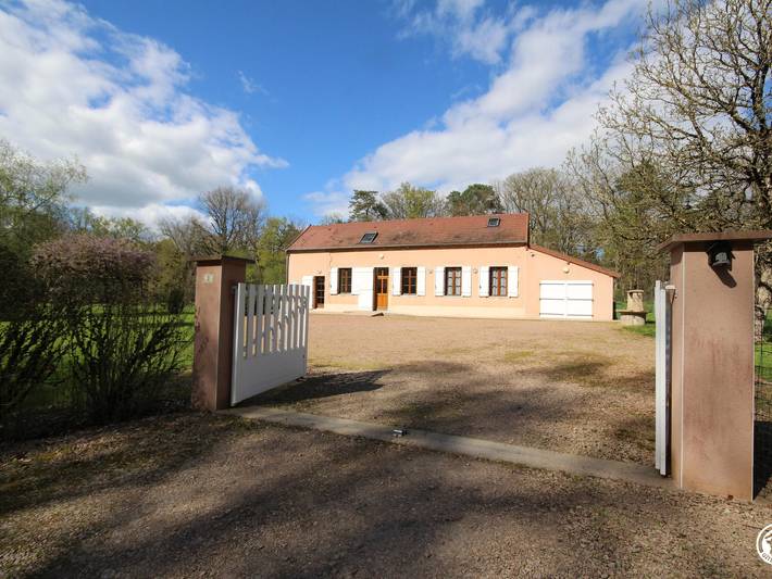 Renoviertes Forsthaus, 2 Schlafzimmer, nahe Morvan Park in Montambert, Nièvre