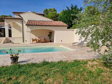 Chambre d’hôte pour 2 personnes, avec piscine et vue ainsi que terrasse et jardin à Piolenc