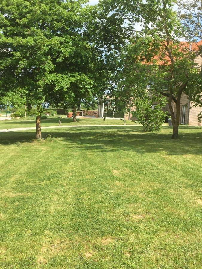 Location de vacances pour 2 personnes, avec jardin et piscine ainsi que vue et terrasse à Couleuvre - 2